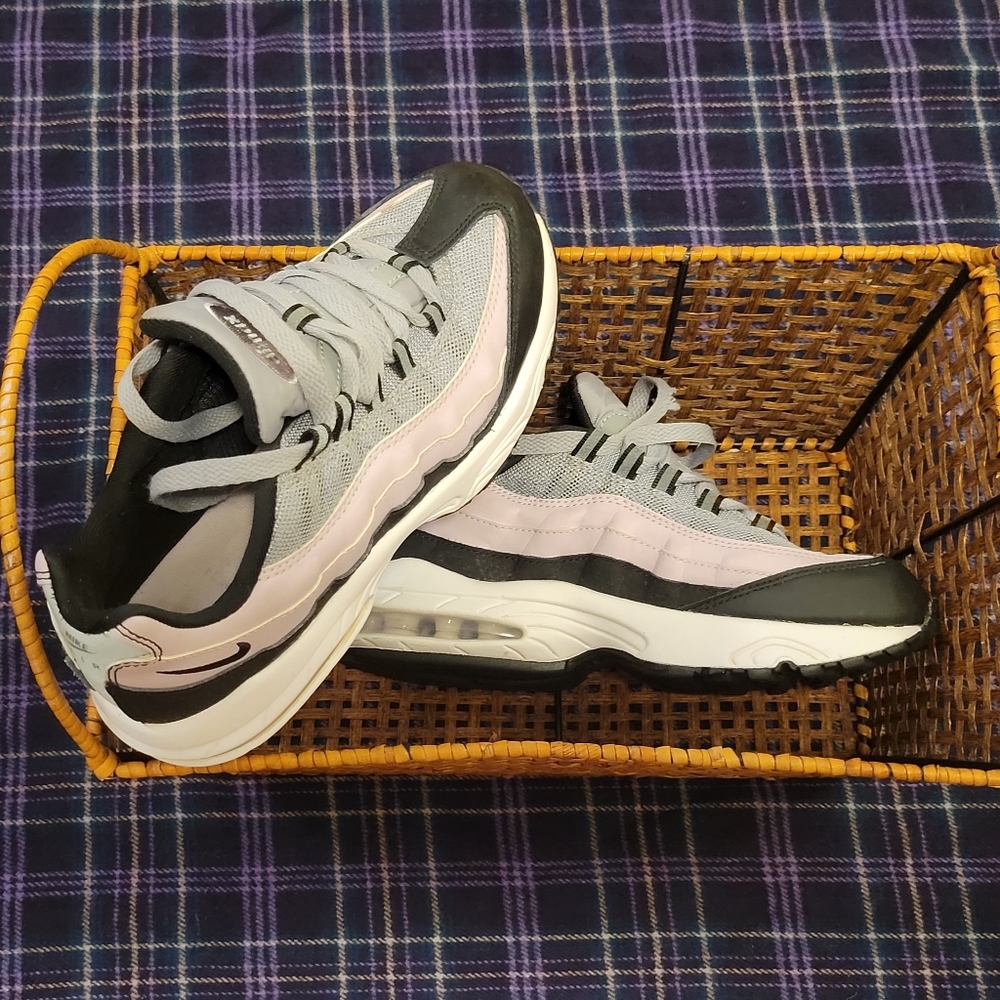 ❌️SOLD❌️ Girls Nike Air Max 95s Lilac, Grey, and Black Size 3 Youth - Picture 5 of 16